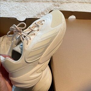 Adidas Ozelia J in Ecru Tint and Black